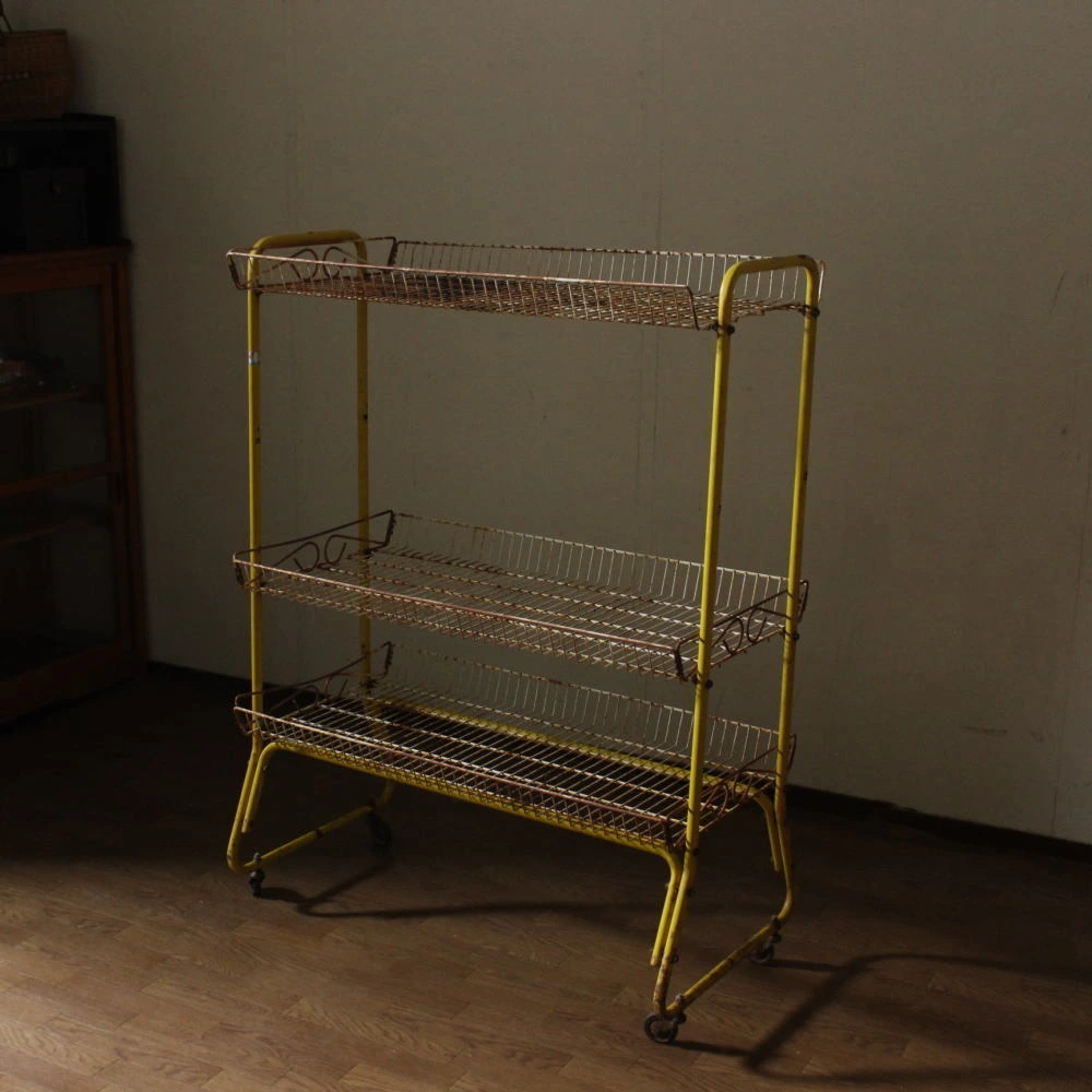 錆びた鉄の陳列ラック