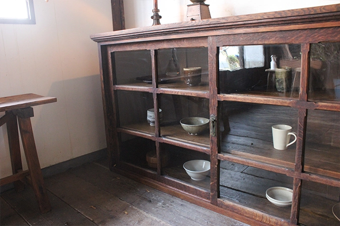 古い小さな食器棚