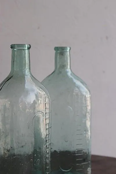 目盛りのついた古い薬瓶