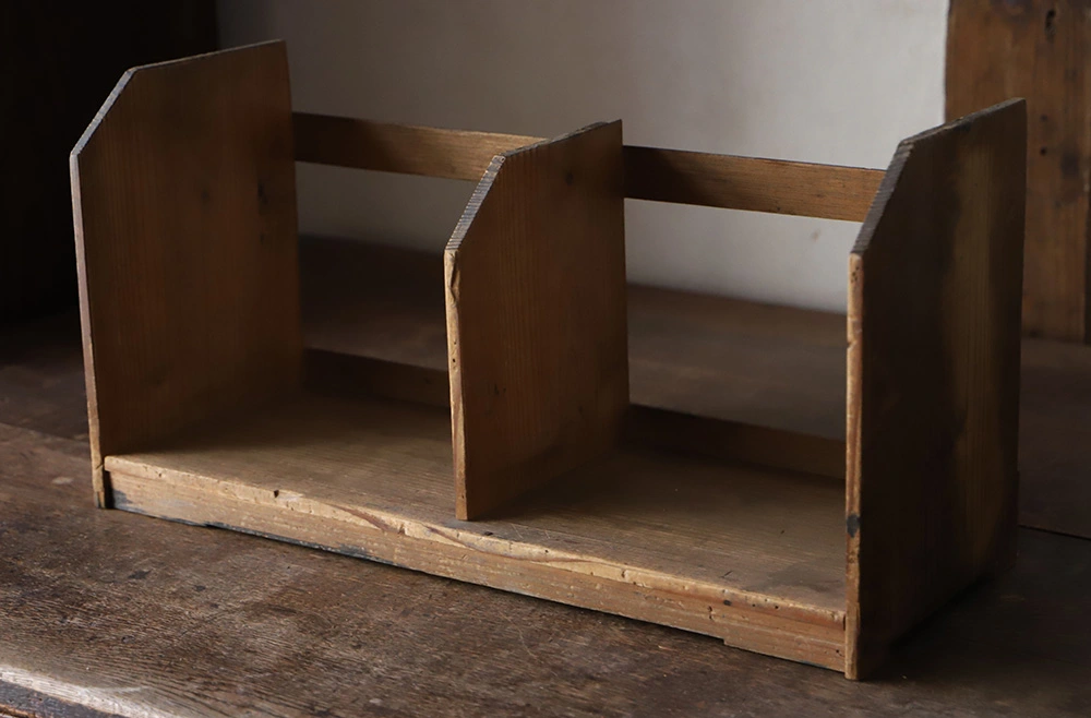 小さな木の本立て