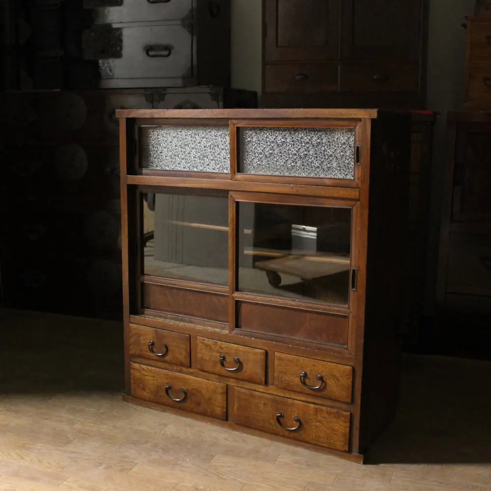 古い小さな食器棚