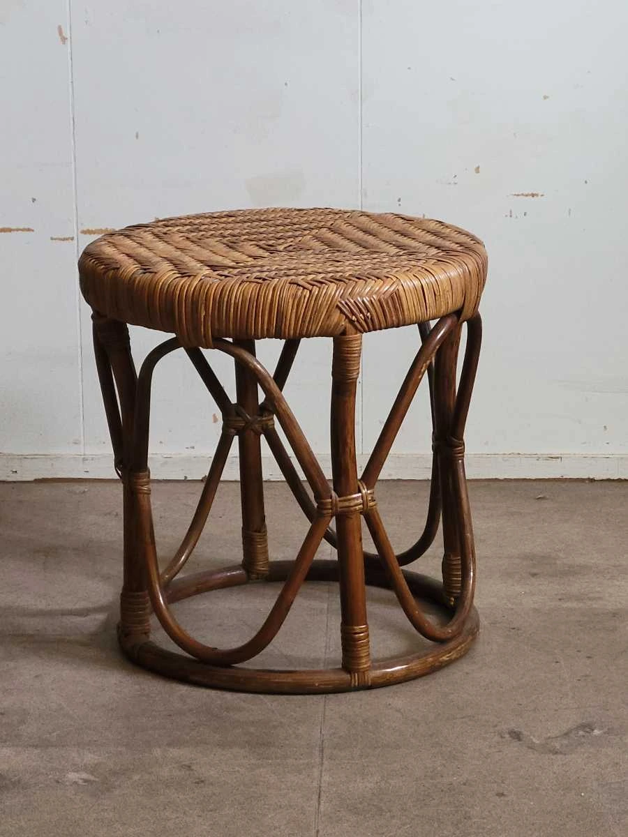 籐のスツール