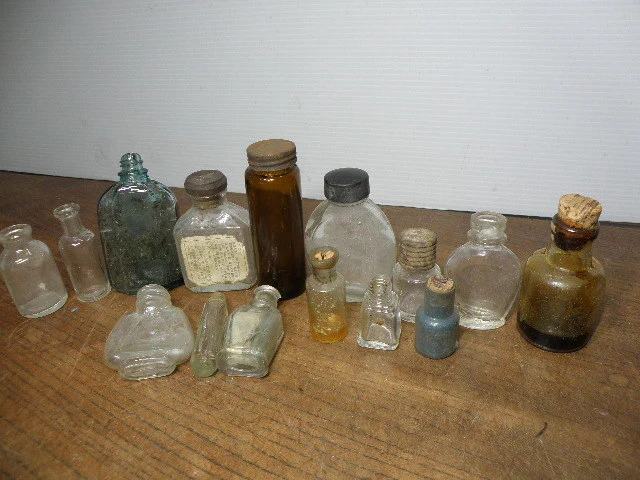 古い小さな瓶色々